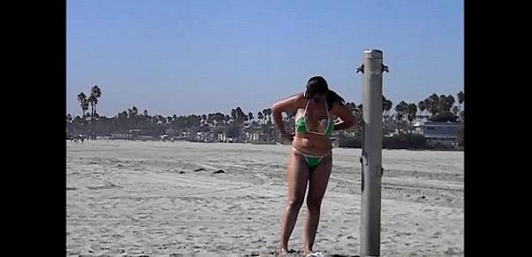 Latina gorda se exibindo na praia de nudismo